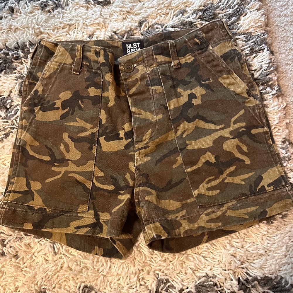 NLST Camouflage Shorts Size 24. Run large + Stretch